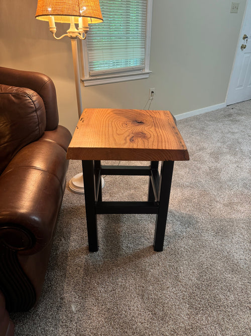 Old Dominion Red Oak Side Table